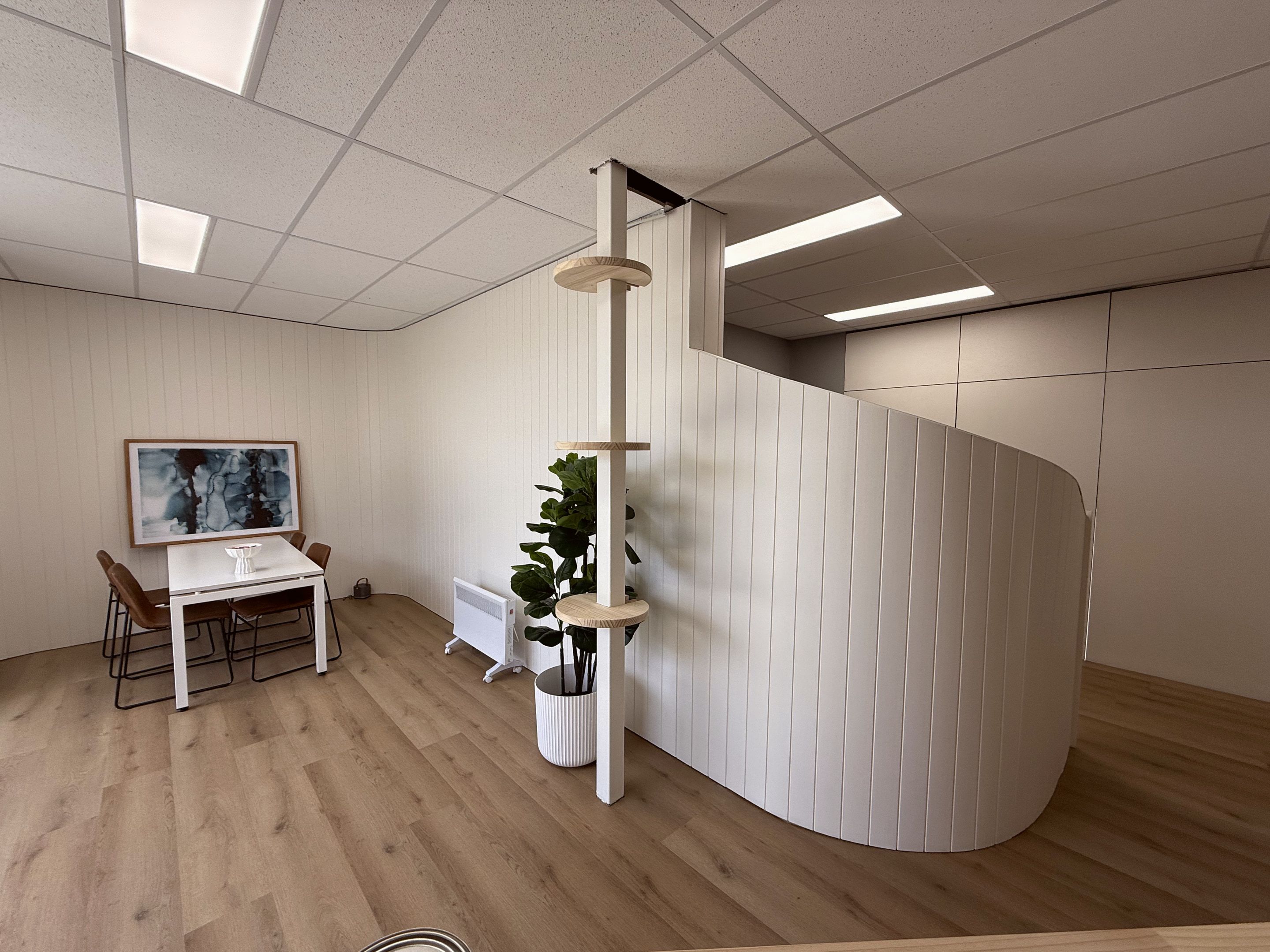 Meeting room with a curved partition wall and dining table